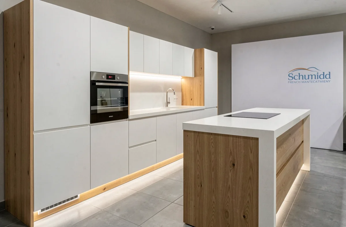 Cuisine Schmidt de Nîmes en blanc et chêne avec plan de travail en quartz fabriquée en France